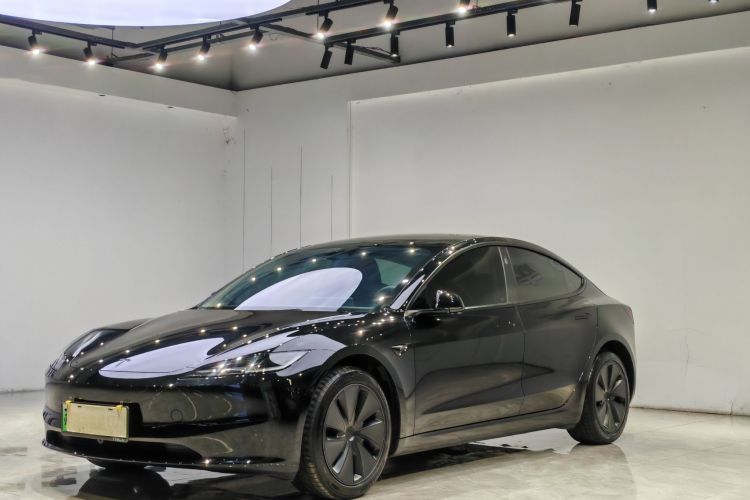 Tesla Model 3 2026 car image #2