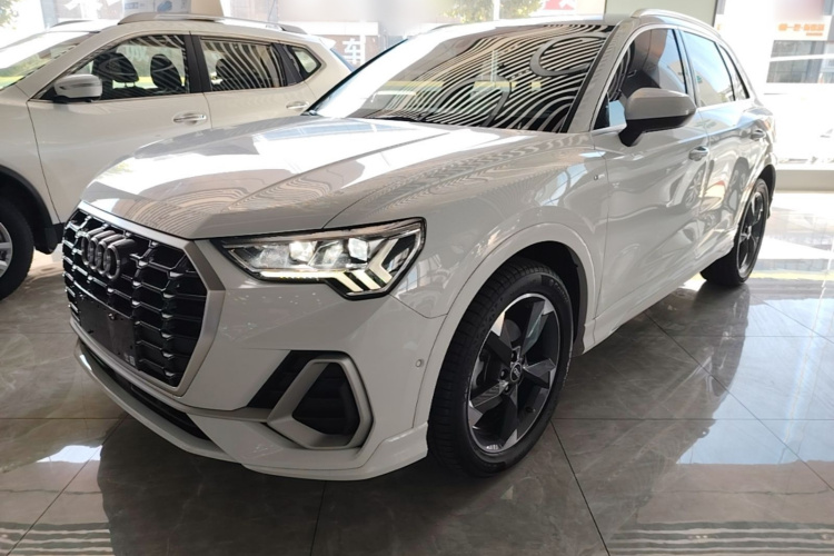 Audi Q3 2022 car image #2