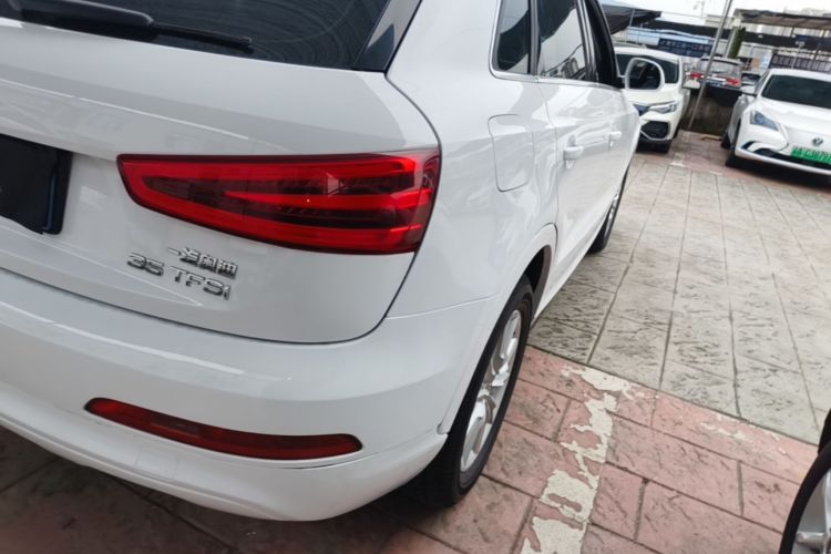 Audi Q3 2016 car image #8