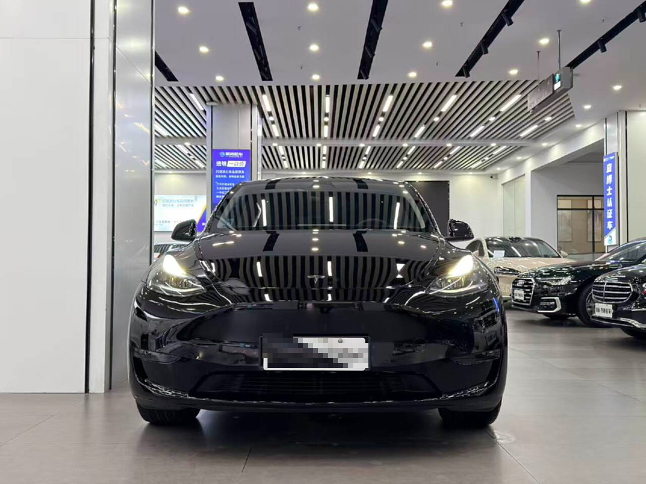 Tesla Model Y 2023 #4 Tesla Model Y 2023 car image #4
