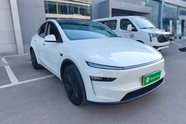 Tesla Model Y 2025 #4 Tesla Model Y 2025 car image #4
