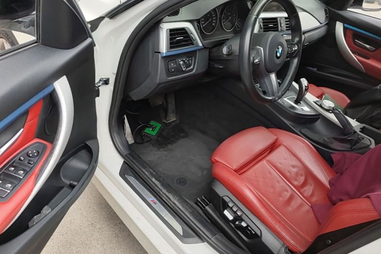 BMW 3 Series 2019 car image #16