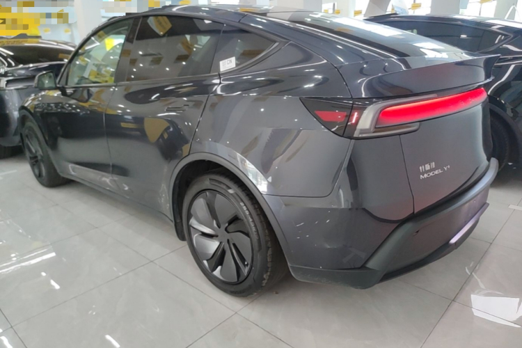 Tesla Model Y 2025 #5 Tesla Model Y 2025 car image #5