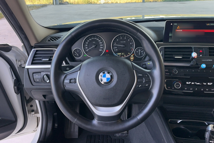 BMW 3 Series 2018 immagine di auto #18