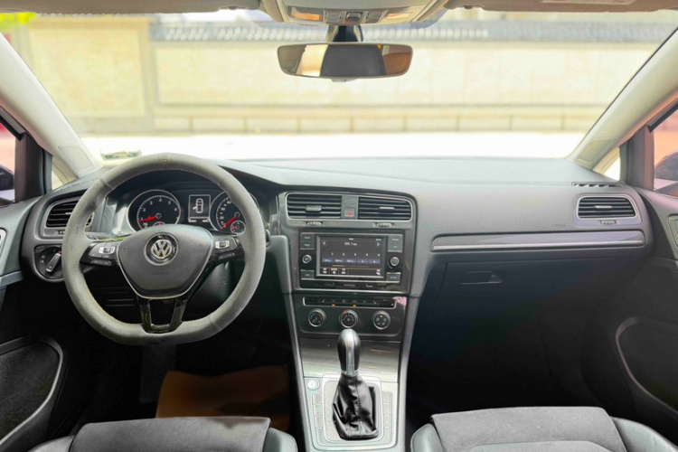 Volkswagen Golf 2018 car image #11