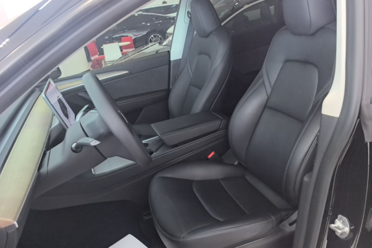 Tesla Model Y 2023 immagine di auto #15