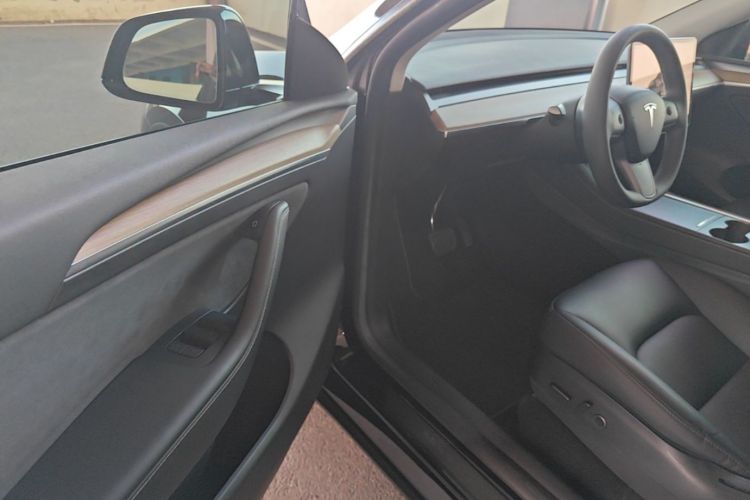 Tesla Model Y 2023 #12 Tesla Model Y 2023 car image #12
