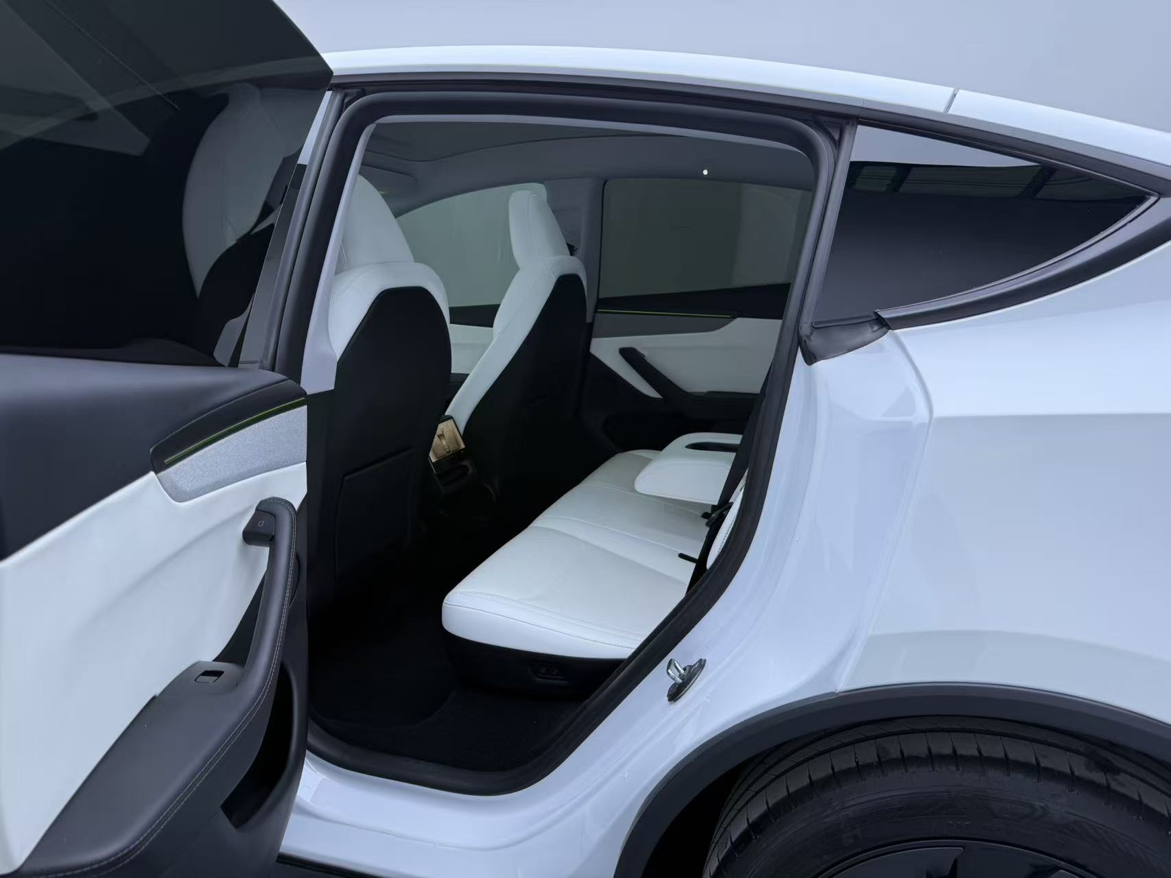 Tesla Model Y 2025 immagine di auto #5