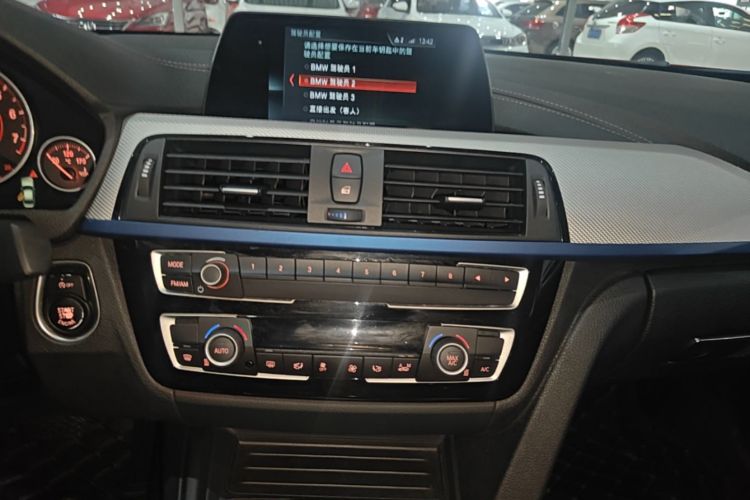 BMW 3 Series 2019 car image #13