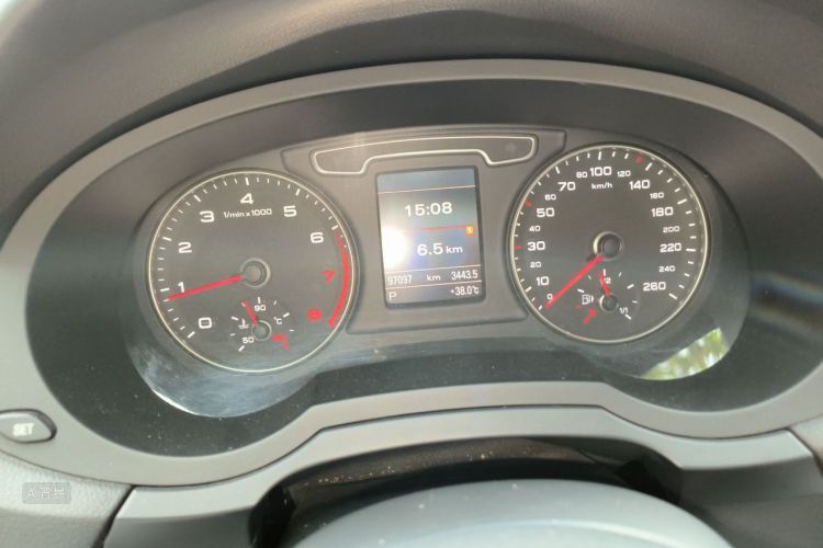 Audi Q3 2015 car image #13