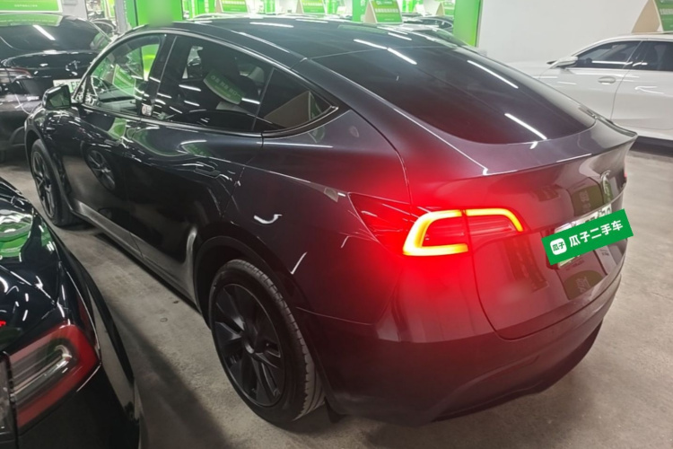 Tesla Model Y 2024 #5 Tesla Model Y 2024 car image #5
