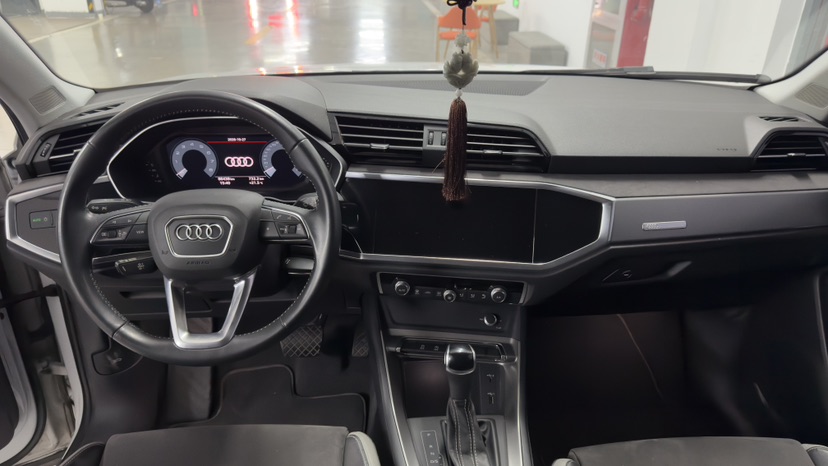 Audi Q3 2019 car image #9