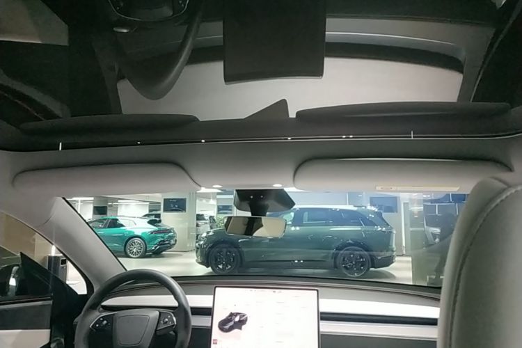 Tesla Model Y 2025 #20 Tesla Model Y 2025 car image #20