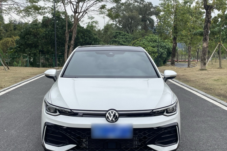 Volkswagen Golf 2025 car image #3