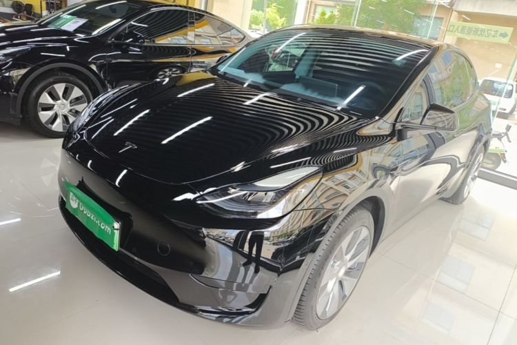 Tesla Model Y 2023 car image #2
