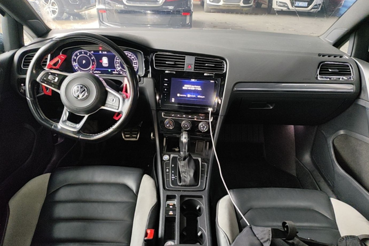Volkswagen Golf 2020 car image #10