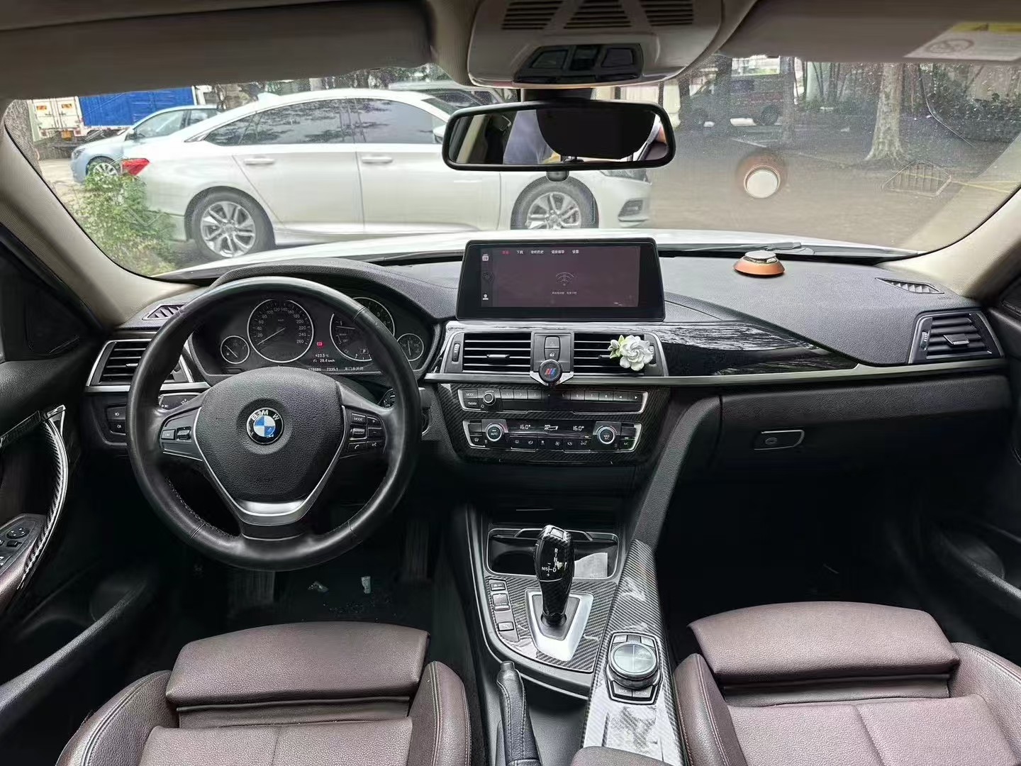 BMW 3 Series 2018 immagine di auto #5