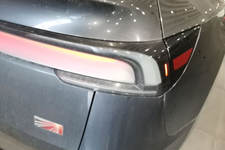 Tesla Model Y 2025 #8 Tesla Model Y 2025 car image #8