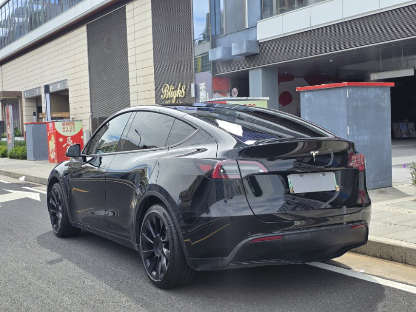 Tesla Model Y 2023 #4 Tesla Model Y 2023 car image #4