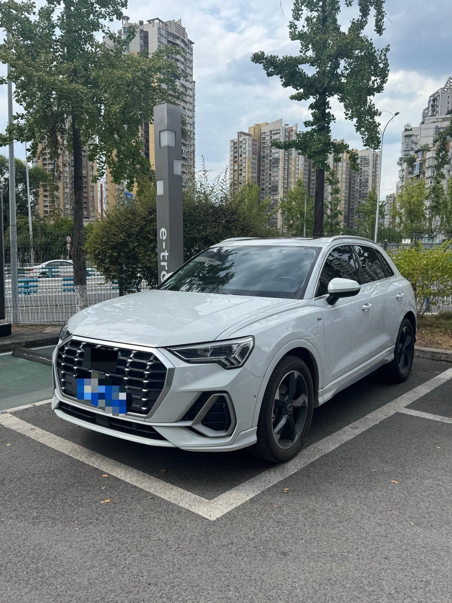 Audi Q3 2023 car image 