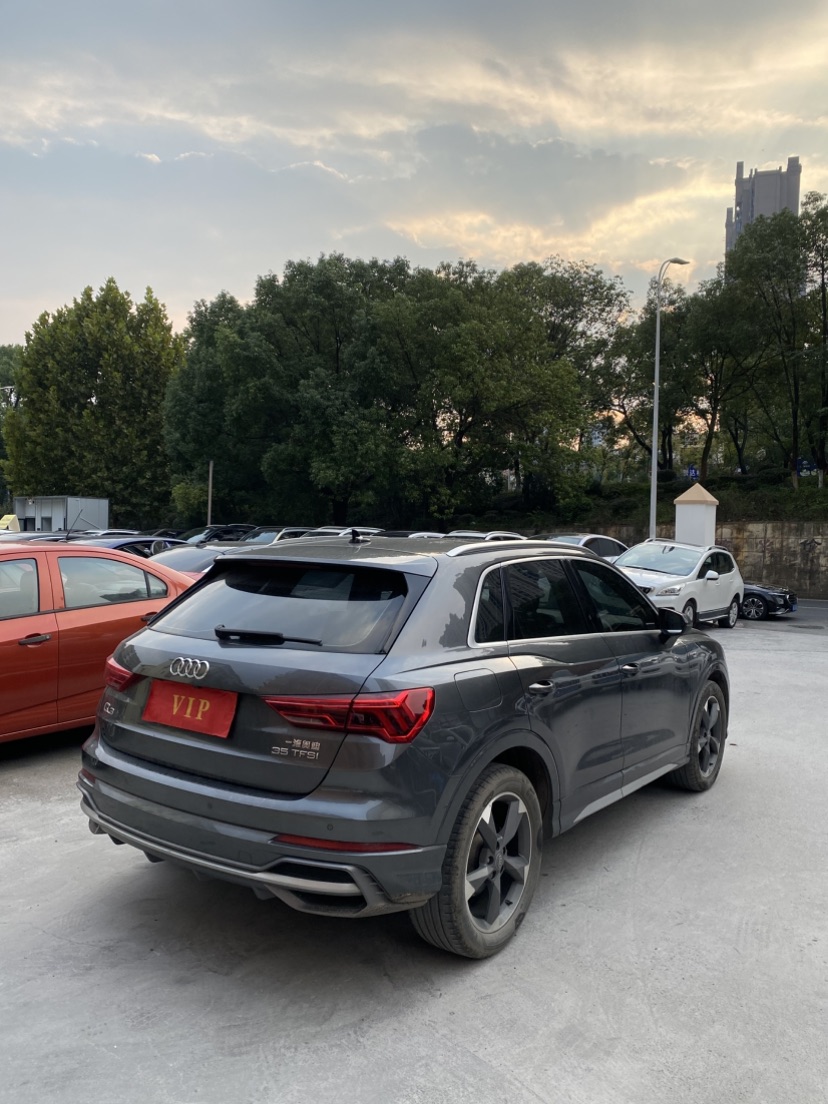 Audi Q3 2019 car image #9
