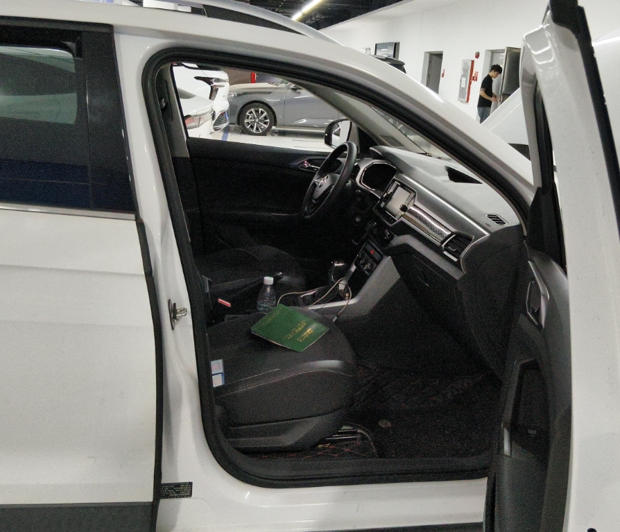 Volkswagen T-Cross 2020 car image #3