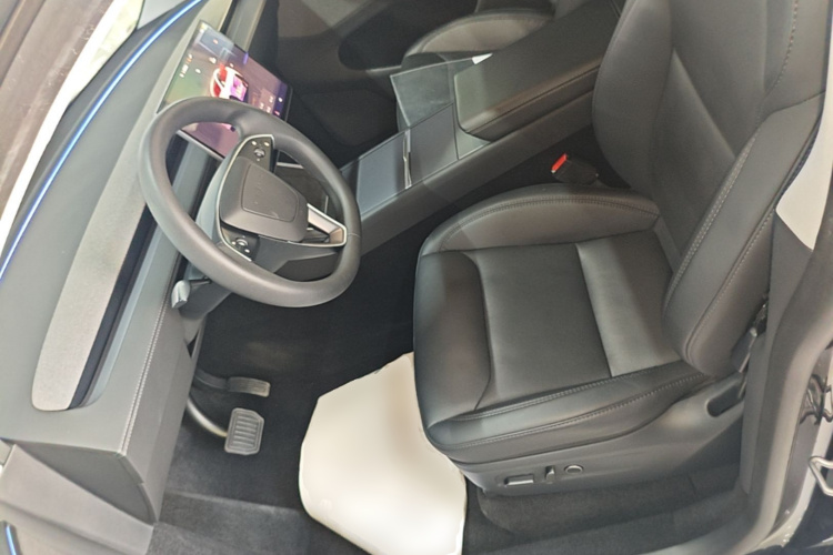 Tesla Model Y 2025 #15 Tesla Model Y 2025 car image #15