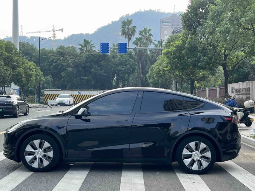 Tesla Model Y 2023 car image #4