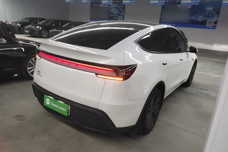 Tesla Model Y 2025 #5 Tesla Model Y 2025 immagine di auto #5