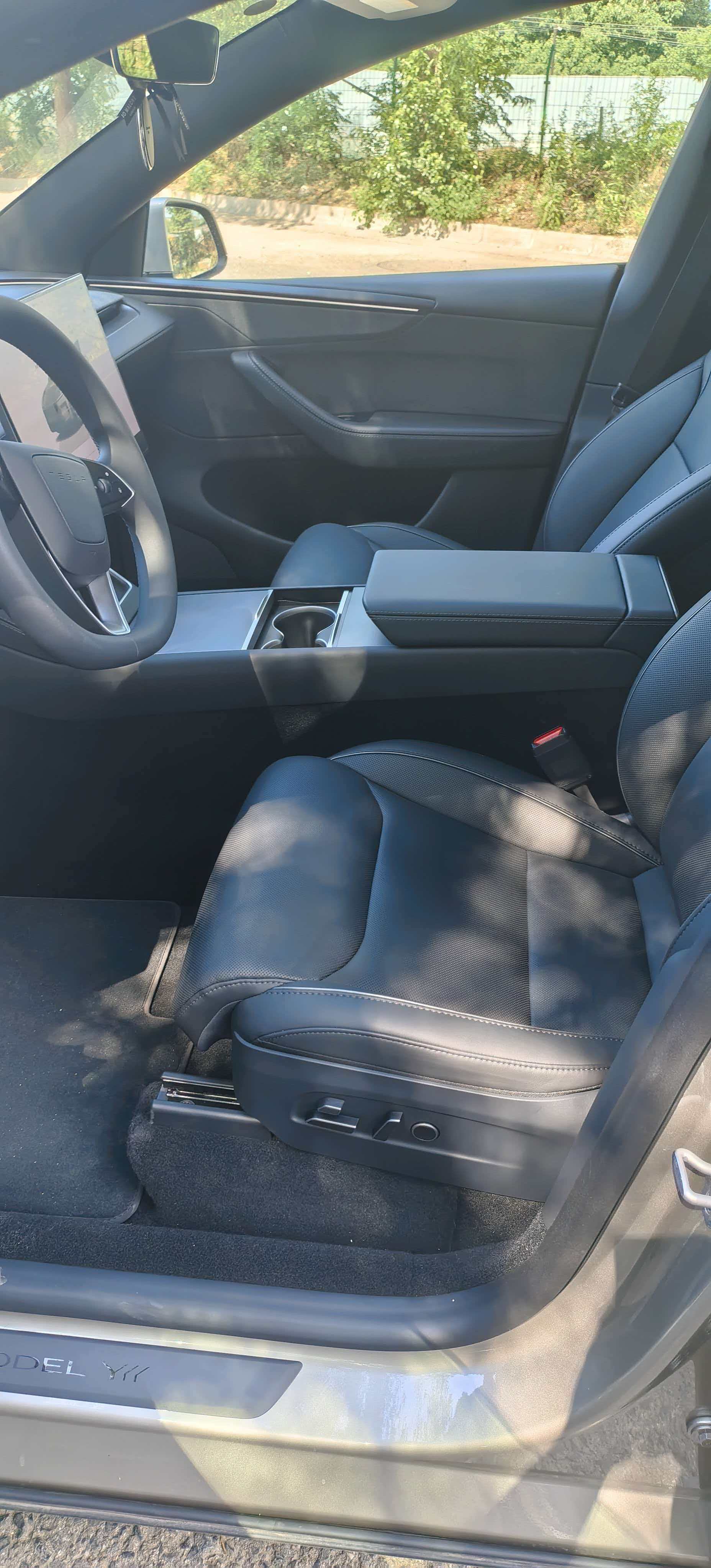 Tesla Model Y L 2026 #5 Tesla Model Y L 2026 car image #5