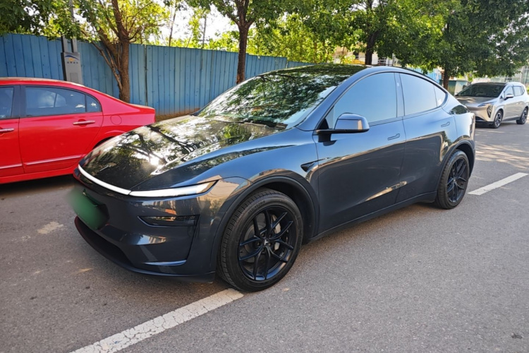 Tesla Model Y 2025 car image #2