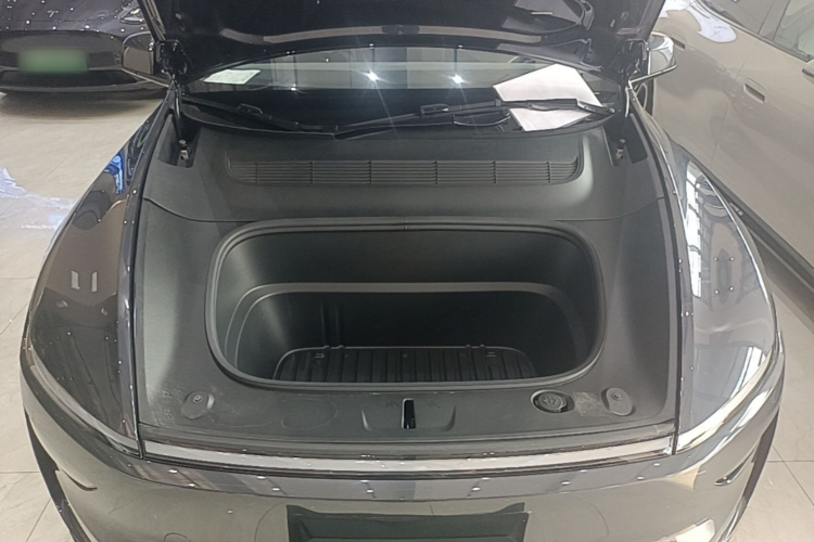 Tesla Model Y 2025 immagine di auto #20
