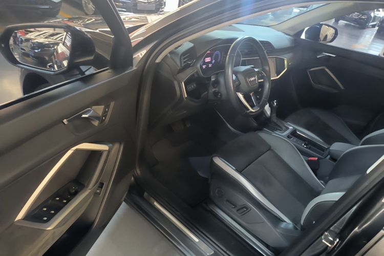Audi Q3 2019 car image #16