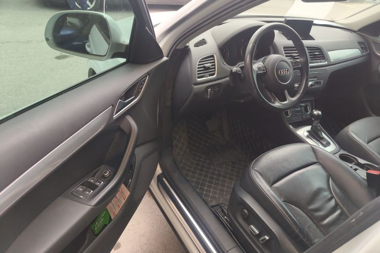 Audi Q3 2017 car image #16