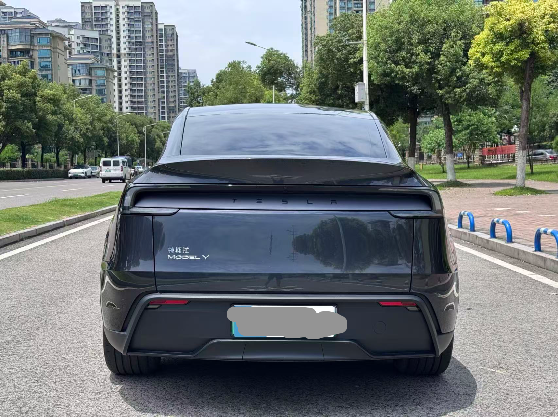 Tesla Model Y 2025 #6 Tesla Model Y 2025 car image #6
