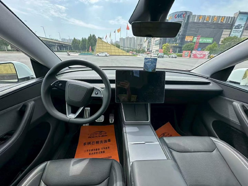 Tesla Model Y 2025 #5 Tesla Model Y 2025 car image #5
