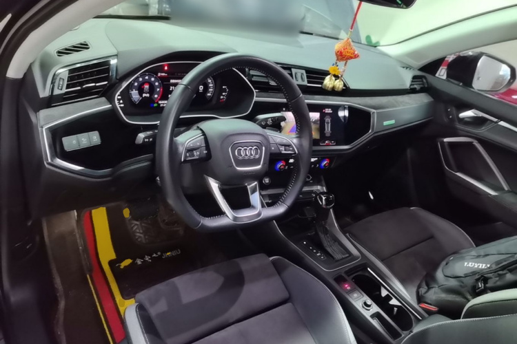 Audi Q3 2020 car image #10