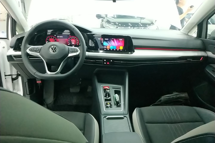 Volkswagen Golf 2022 car image #10
