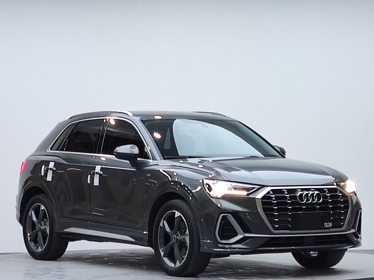 Audi Q3 2022 car image #3