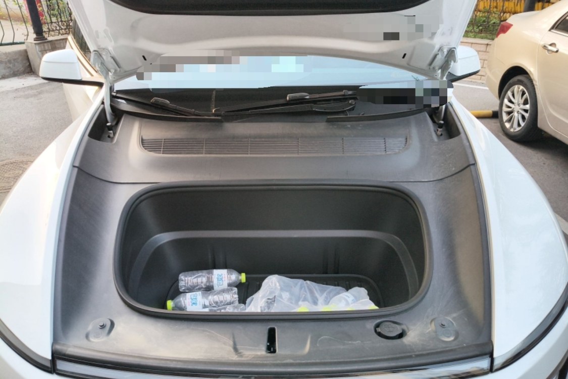 Tesla Model Y 2025 #10 Tesla Model Y 2025 car image #10