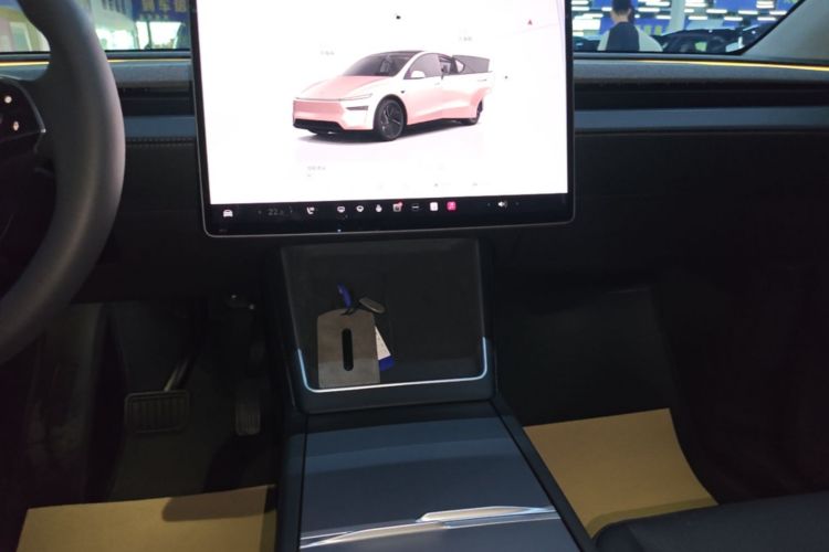 Tesla Model Y 2025 #17 Tesla Model Y 2025 car image #17