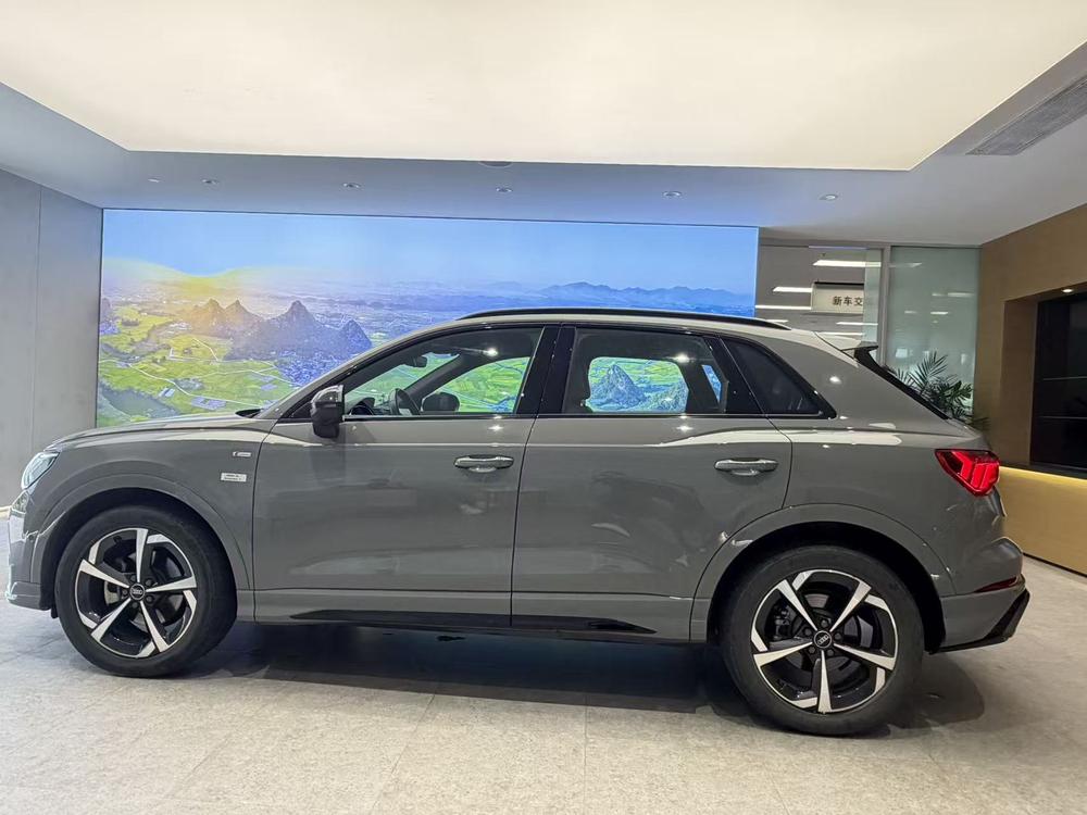 Audi Q3 2023 car image #3