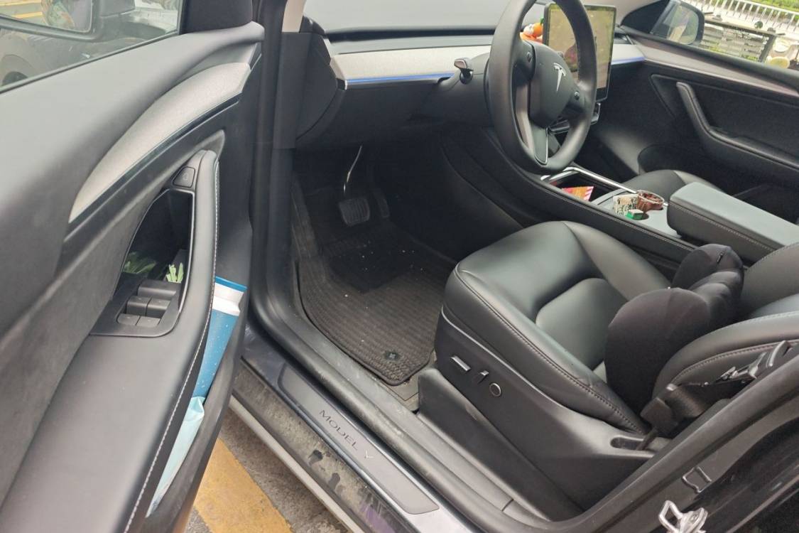 Tesla Model Y 2024 car image #25