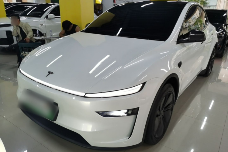 Tesla Model Y 2025 #2 Tesla Model Y 2025 car image #2