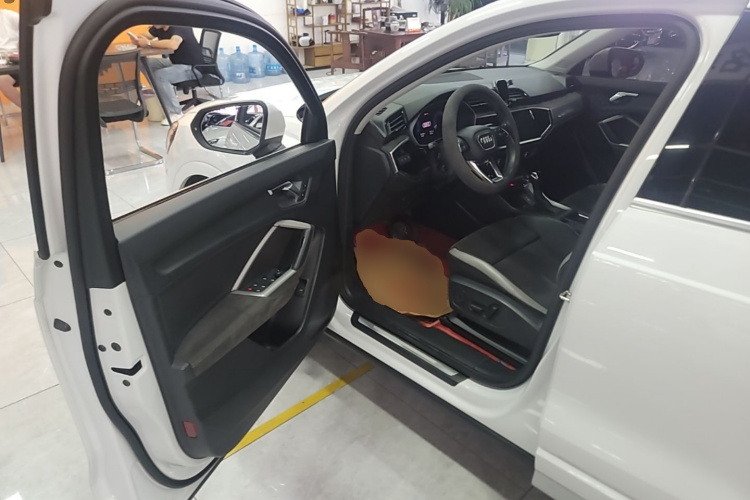 Audi Q3 2020 car image #16