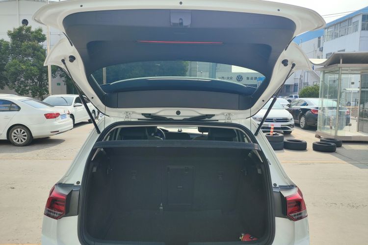 Volkswagen Golf 2024 car image #19