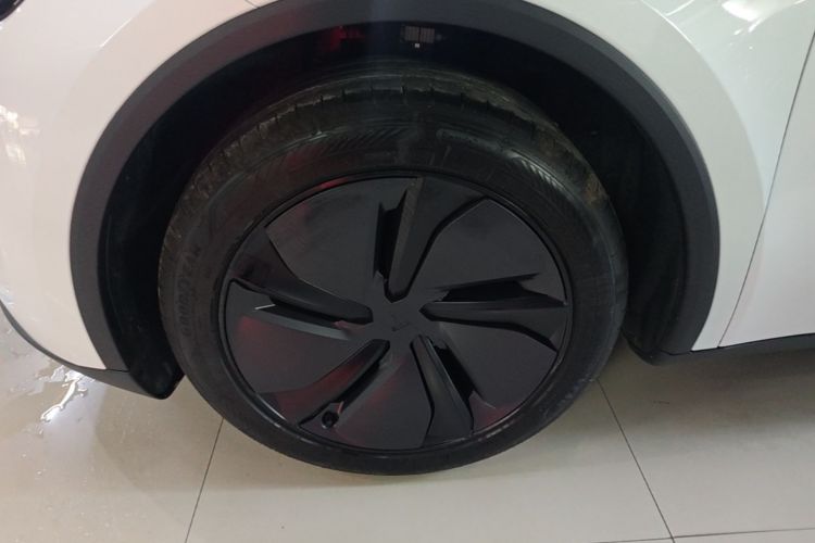Tesla Model Y 2025 #9 Tesla Model Y 2025 car image #9