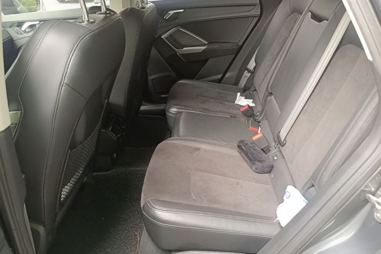 Audi Q3 2019 car image #17