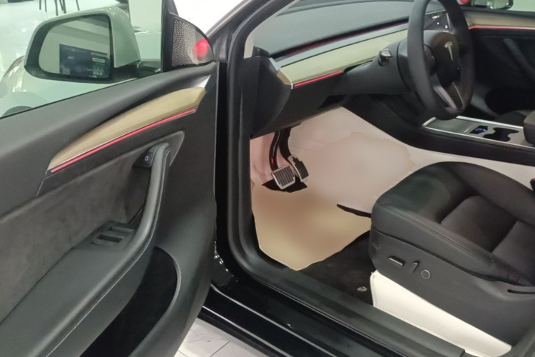 Tesla Model Y 2023 immagine di auto #16