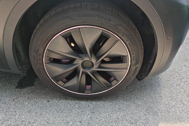 Tesla Model Y 2023 car image #9